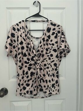 Twist-Front Short Sleeve Tee in Light Pink and Black Spot